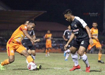 Andre bawa bola