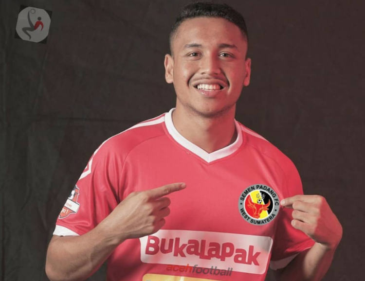 Diantar Keluarga, Aulia Hidayat Berlabuh ke Semen Padang