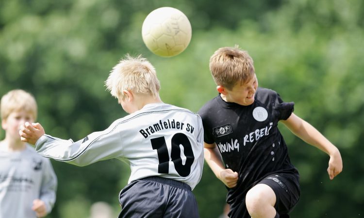 Inggris larang pemain usia 12 tahun menyundul bola