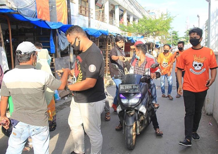 Milad ke 13 skull bagi masker kepada pedagang