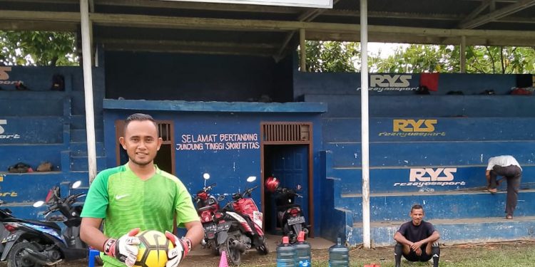 John Leman; Kiper Tarkam, Antara Kontroversi dan Awe Sunsang