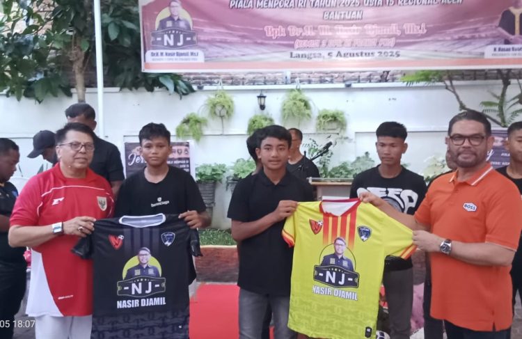 Nasir Djamil Sumbang Jersey untuk SSB Elang Biru Langsa