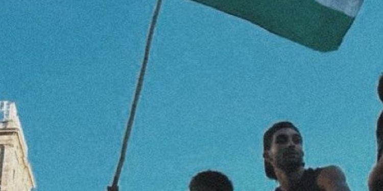 Fans Rival Puji Lamine Yamal Kibarkan Bendera Palestina