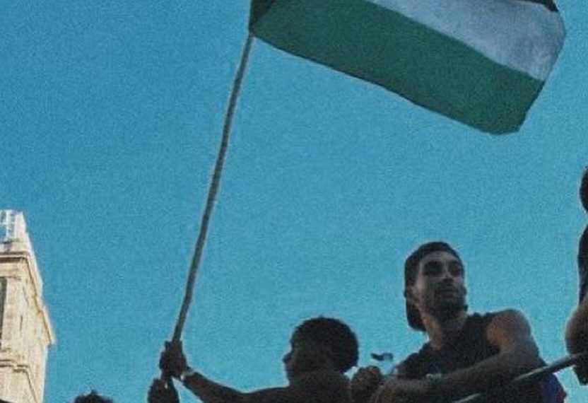 Fans Rival Puji Lamine Yamal Kibarkan Bendera Palestina