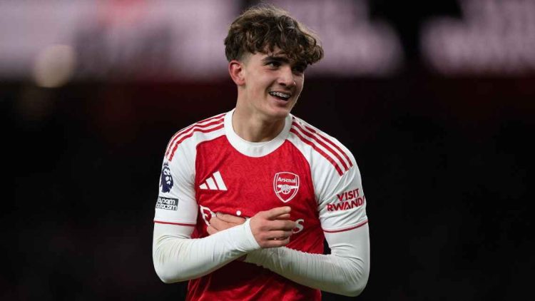 Arsenal Juara Lagi Setelah 22 Tahun, Bocah yang Belum Lahir Kini Angkat Trofi